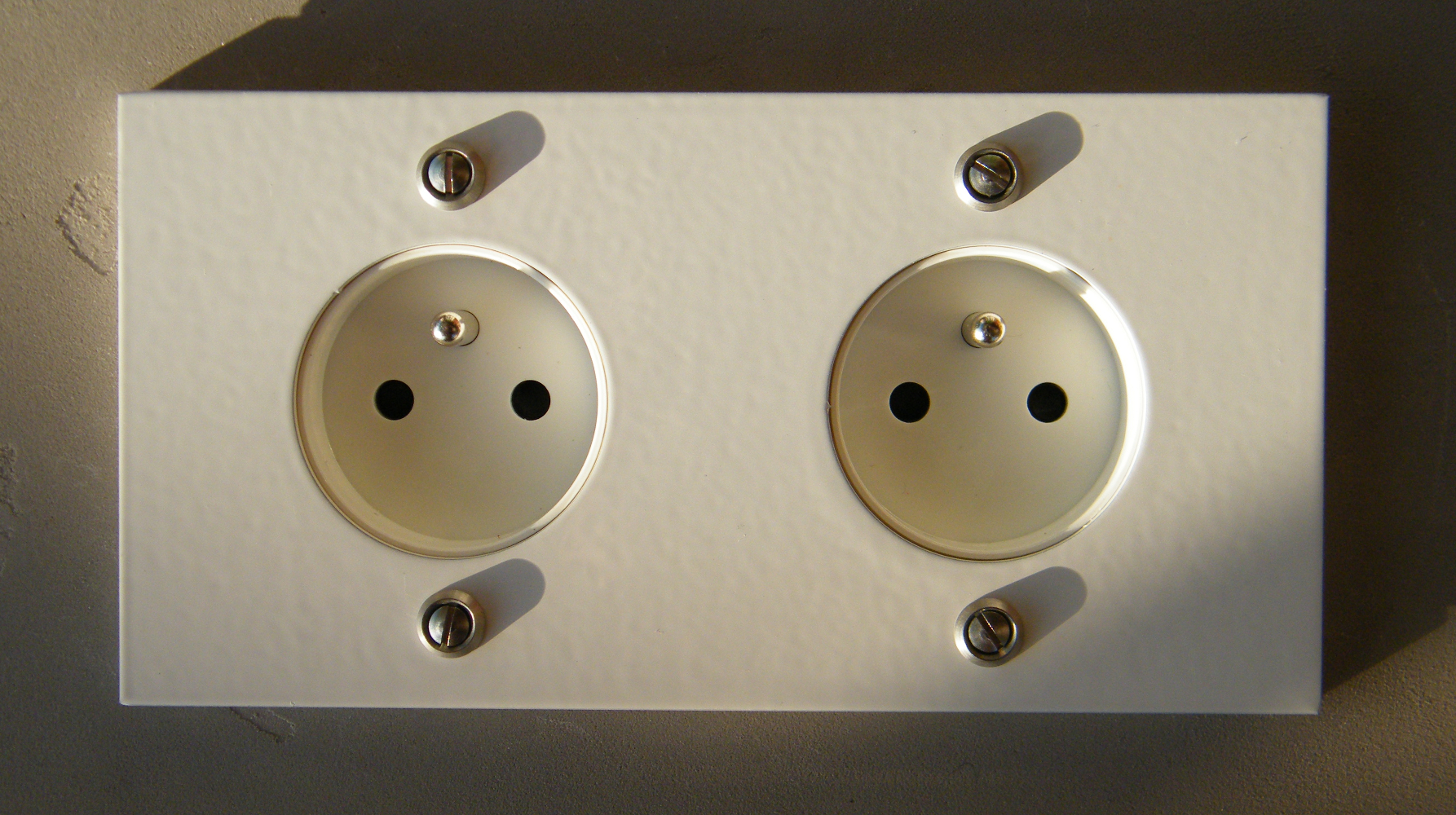 Prise double blanc carré  interrupteurs et prises au design rétro