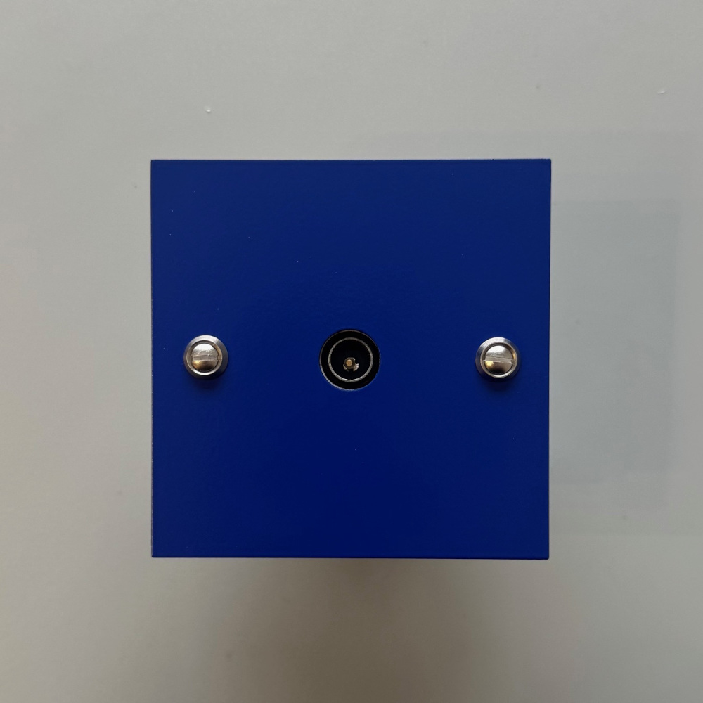 11ou4-priseTV-bleu majorelle-1