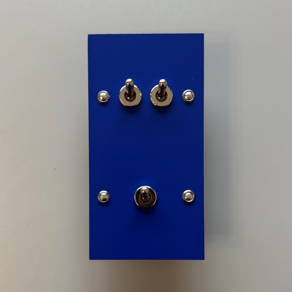 13ou4-interrupteur-triple-levier-bleu klein-1
