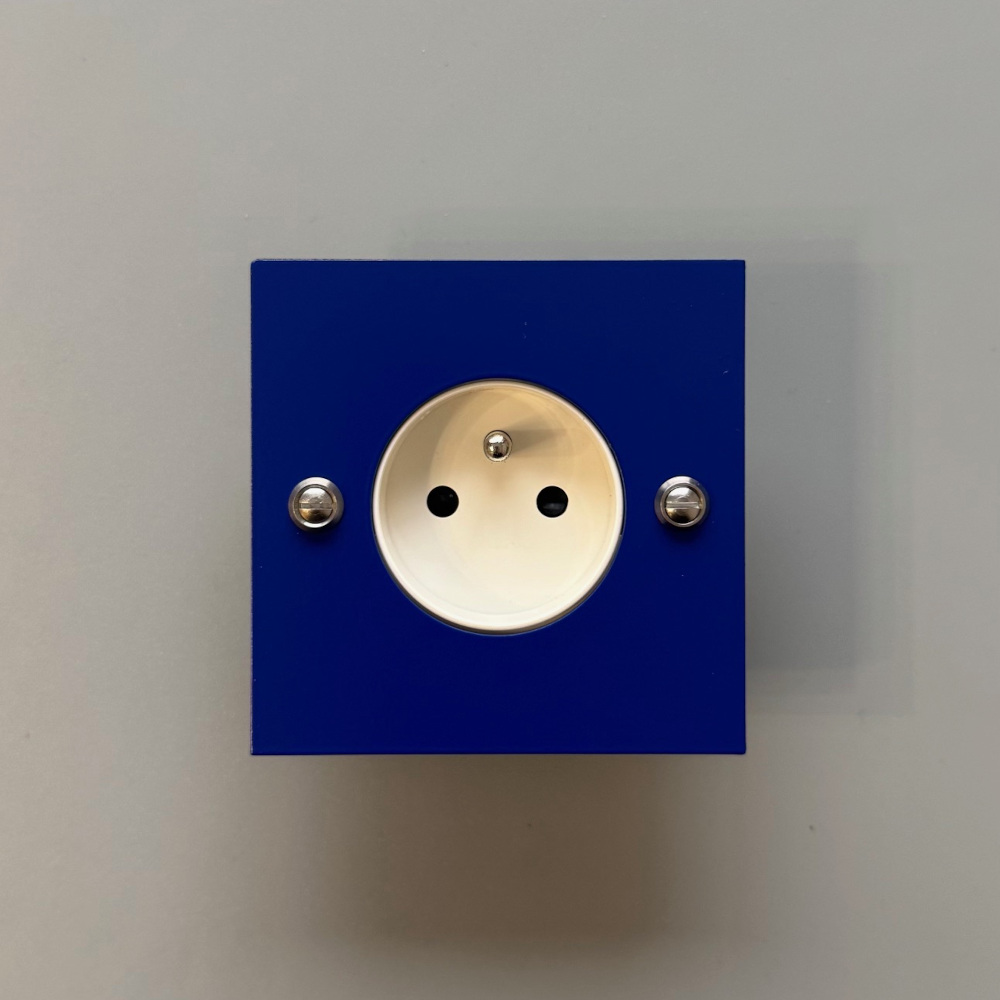 5ou4-prise électrique-vintage-bleu majorelle-1