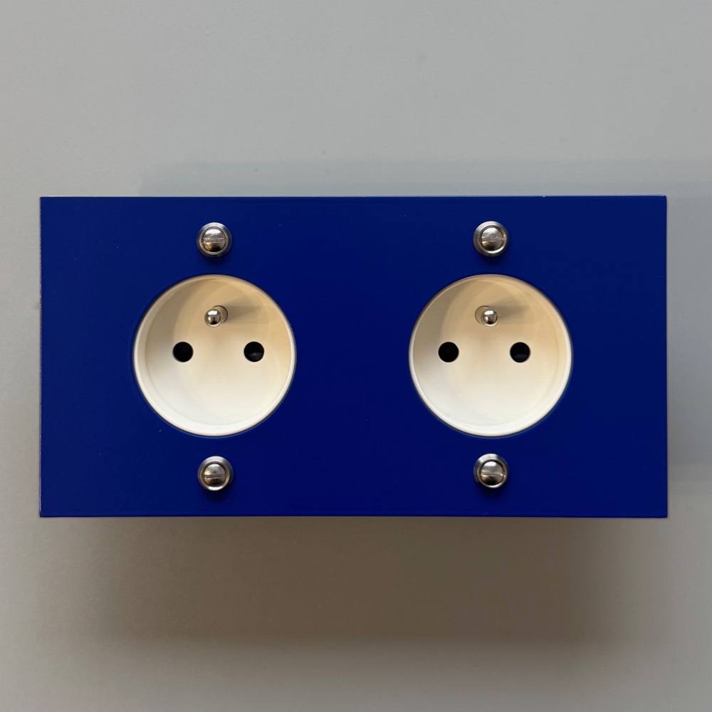 6ou4-prise électrique-double-vintage-bleu majorelle-1